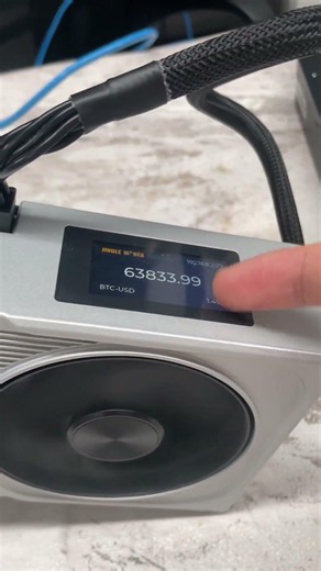 💻 Workspace Friendly: Jingle Miner BTC Hashcard Desk Integration