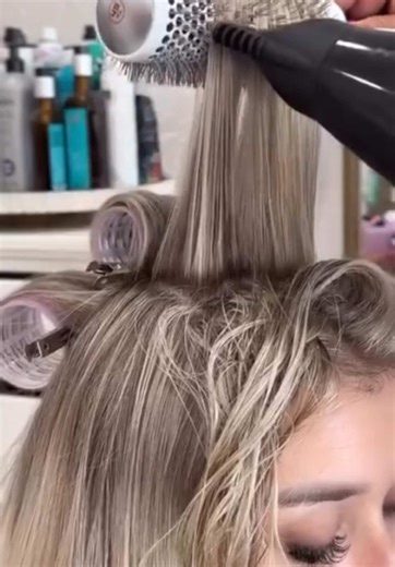 The soundtrack of a salon ✨ blow-dries, soft clips, and a rhythm only stylists know…. 📍 Chula Vista / San Diego — book through my link 🔗 or slide into my DMs 💌 for guidance. #sandiegohairstylist #blowout #blowdry #sandiego #hair