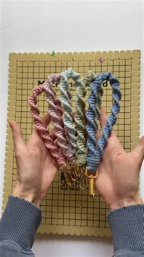 Megan | Macrame Gifts & Tutorials on Instagram: "Macrame Keychain 💙✨ #handmademarket #behindthescenes #howto #macrame #megsmodernmacrame #shopmegsmodernmacrame #macrameshop #handmadecommunity #macramemakers #macramegift #macrameidea #diy #keychains #howtomacrame #gatheringknot #beginnerknot #beginnermacrame #beginnerartist #macramemovement #fiberart #keychaindiy #macramebraid #macramekeychain #macramecharm #fiberart #macramechristmas #relaxingtutorial #shophandmade #farmersmarket #macramemarket