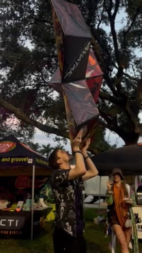 Watch this incredible trick with a giant Shashibo😎 can’t wait to see our community get more and more creative! #shashibo #funinmotiontoys #screenfreeplay #juggling #balance