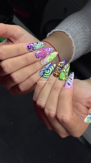 Uñitas Trippy Nails: diseño morado y verde con efecto blooming