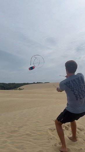 The HQ Symphony Beach is easy to handle and tons of fun whether you are looking for speed or pull! 🪁🌊 | Kitty Hawk Kites