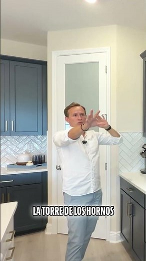 Kitchen design with navy blue cabinets and gold accents🔑 Design your home to your liking🏠