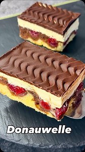 Wenn es einen Kuchen gibt, den ich gefühlt viel zu selten backe, dann ist das möglicherweise die gute alte Donauwelle 😊 Hast du auch mal wieder Lust drauf?! Dann komm!! Du schnappst dir eine Schüssel und schlägst zunächst erst einmal 🔹 2 Eier schaumig auf, lässt dabei 🔹 100 g Zucker einrieseln. und lässt dann langsam 🔹 100 ml Öl einlaufen. Anschließend mischst du 🔹 175 g Mehl und 🔹 1 TL Backpulver und hebst es unter die aufgeschlagenen Eier und verteilst etwa die Hälfte des Teigs in eine F