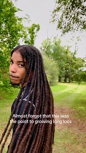 What’s been the purpose/goal of your loc growth? 🌴🙌🏾 We all have different aspirations in our journeys, growing really long locs is a very common goal that requires patience, dedication and love. And let’s not forget proper loc care 🧼 Tell us what yours is 👇🏾 🎥: @alti_tude | FreeTheRoots
