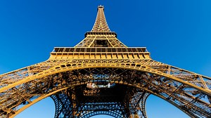 France : la tour Eiffel rouverte au public après une alerte à la bombe - RTBF Actus