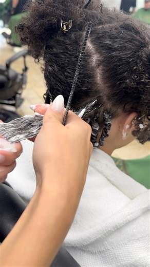 Ale V on Instagram: "Coils using no finger Comb instead 🪄 still gets the job done How do you do your coils ? Finger or Comb"