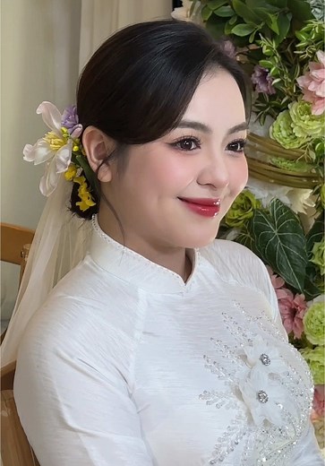 Một chiếc tóc búi thấp cài hoa siêu xinhh 👰‍♀️♥️ #xuhuong #hairstylist #makeup #viral #tocxinh #codau #damcuoi