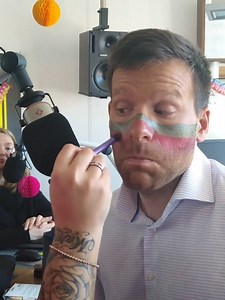 Der Last-Minute-Indianer 🎉 Christian Meißner und Julia Drexler aus der Radio Erft Morgenshow hatten Besuch von Aileen Lobenstein von der PURE academy. Sie ist Make-Up-Artist und hat Christian für Karneval geschminkt 🎨 Das Ergebnis seht ihr im Video 👇 | Radio Erft