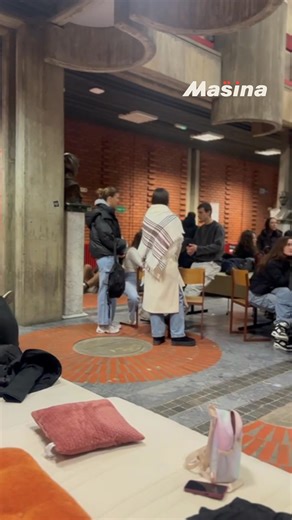 Dok uprava šalje saopštenje kako Filozofski fakultet u Novom Sadu nije blokiran, studenti su doneli dušeke, "slavski sto" koji je bio tu i tokom prethodne blokade a studenti kažu da neće odustati od svojih zahteva. Studenti Filozofskog fakulteta u Novom Sadu zahtevaju da se profesorka Jelena Kleut vrati na posao. Studenti u blokadi svih visokoškolskih ustanova u Srbiji su podržali blokadu Filozofskog fakulteta u Novom Sadu. | Mašina