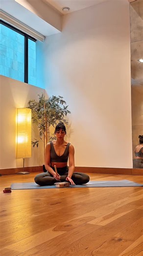 Desirée | Yoga & Pilates Madrid on Instagram: "Mañana es el día✨Navakarana Vinyasa llega a @thegarden_artandmovement 🌿 El tempo marcando el pulso, la respiración guiando el movimiento y el ritmo resonando por todas las paredes del estudio🙏🏻 Tengo el corazón contento, la energía en alto y muchas ganas de compartir práctica, presencia y flow🤍 Nos vemos en la esterilla ✨"