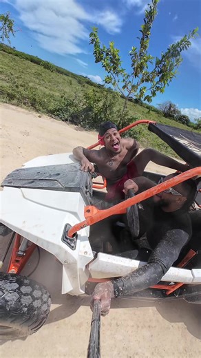 Buggies disponibles todos los días desde $35 USD en adelante 🚗💨 Vive una experiencia llena de adrenalina en Punta Cana con rutas diseñadas para que disfrutes al máximo cada momento. Descubre el nuevo Buggie Cayo, la tendencia que está marcando la diferencia. Pregunta por esta experiencia única y sé parte de lo más nuevo que todos están comentando. 📍 Duración: 2 a 3 horas 🚐 Recogida GRATIS en tu hotel, resort o Airbnb Incluye: ✔️ Recorrido en buggy off-road ✔️ Visita a playa (Macao) ✔️ Entrad