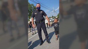 Police captain, toddler bond at Belmont protest