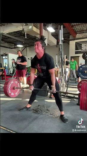 WOMAN PEES WHILE DEADLIFTING?