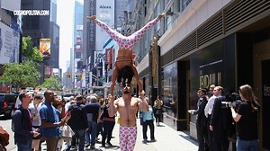 This IRL Couple Performed Acroyoga Stunts All Around NYC
