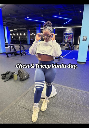 Chest workouts won’t make you bulky ladies, they’ll only make you POWERFUL! Wonder Woman energy on this here Friday! ⚡️💪🏾🙌🏾 #fitness #gym #workout #fitnessmotivation #gymlife