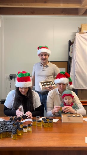 L’équipe des lutins bien motivée par Quentin s’affaire à finir toutes les commandes pour le Père Noël ! Tout le monde va pouvoir avoir ses jolis cadeaux des Miels du Moulin au pied du sapin. 🎄 Et heureusement qu’on peut compter sur notre petit lutin livreur… 🤭 cadeau Noël • vidéo humoristique • lutins père Noël • commande Noël • coffret Noël • miel • gourmandise • artisanal | Miel du Moulin