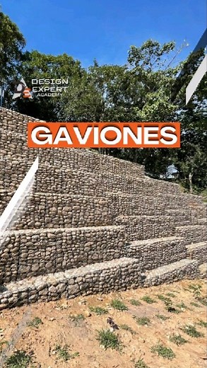 Los gaviones son estructuras de contención formadas por cestas o cajas de malla metálica, generalmente de acero galvanizado, que están rellenas de piedras, gravilla u otros materiales similares. Estas cestas pueden tener diferentes formas y tamaños según las necesidades del proyecto específico. La malla metálica que constituye los gaviones puede variar en tamaño de abertura y resistencia, dependiendo de los requisitos de ingeniería y las condiciones del sitio donde se utilizarán. Las aberturas d