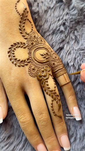 Very Simple Henna Design #simplemehndi #simplehenna #easymehndi #backhandmehndi #hennatatto #mehndi
