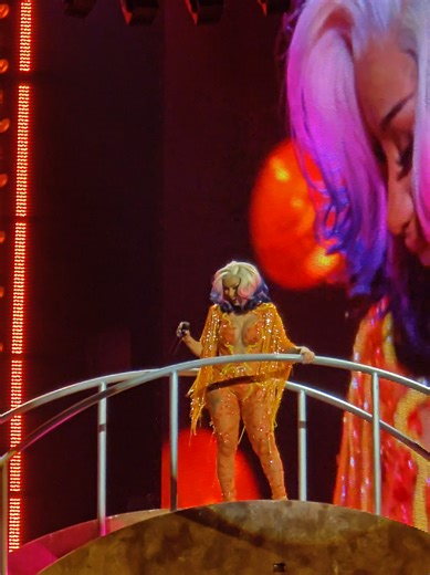 Cardi B giving a shoutout to all latinos! Mesa que mas aplauda tho 😭 she's too funny! y los mexicanos bien gritones jajajaja ya se que estamos en frontera hombre #cardib #latinos #mexican #concerts #conciertos