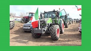26K views · 2K reactions | Le ragioni degli agricoltori raccontate a bordo di un trattore. File e code per il percorso di una quindicina di chilometri sull'Aurelia #ANSA https://www.ansa.it/sito/notizie/cronaca/2024/02/09/quattro-trattori-verso-il-centro-stasera-corteo-sul-raccordo.-agricoltori-in-bus_33abc686-ec2d-4bb0-bcf9-10ad616de07e.html | ANSA.it | Facebook