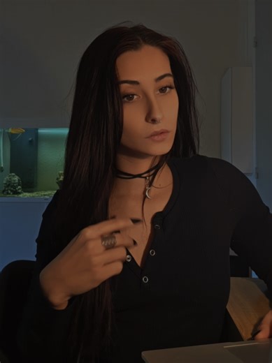 La peur de parler cache souvent un besoin profond : se sentir en sécurité, se sentir compris, et avoir besoin que l’autre agisse pour que cette sécurité et cette compréhension soient réelles. #amour #couple #pourtoi #therapeute