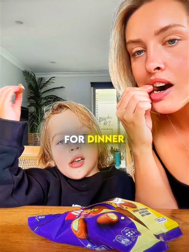 Mom and daughter play a fun game🤯😍 relationship | games