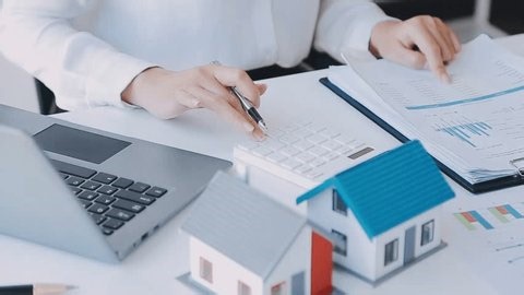 clip-4019282997-business-finance-analysis-office-hands-using-calculator