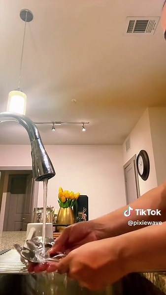 ✨ Wash. Rinse. Fold. This foldable dish rack makes drying dishes quick and clutter-free. Strong, space-saving, and easy to tuck away when you’re done. A must-have for every kitchen! 🍽️