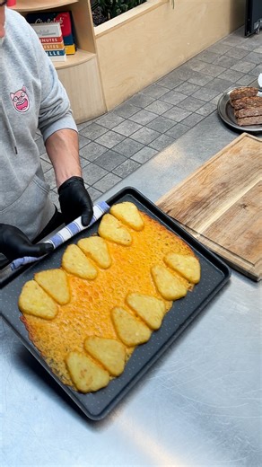 5.4M views · 18K reactions | Sheet Pan Breakfast Hash Brown Sandwich 䀹 | Chefclub Network | Facebook