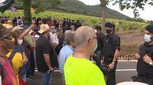 Un millar de personas protesta por la visita de los Reyes al monasterio de Poblet (Tarragona). Hay un detenido https://bit.ly/2Bk4lLg ➡️Los Reyes han estado acompañados por Illa y la delegada del Gobierno y sin Torra ni sus consellers | Europa Press