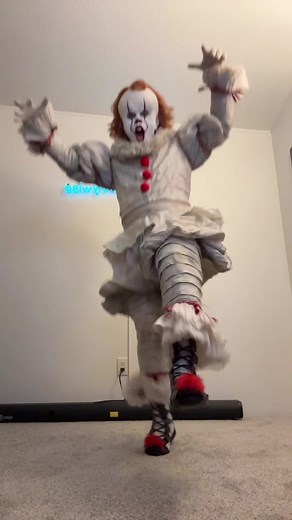 Tik tok tik tok tik tok! Halloween is upon us 🎈 DC: @Azul Rico #dance #trend #pennywise #cosplay #halloween #tiktokhalloween