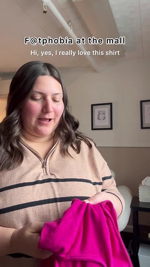 Size exclusivity perpetuates f@tphobia by leaving out larger-bodied individuals. 👚 With limited size ranges often stopping at size 12/14, the majority of us are forced to seek out “specialty” stores just to find things that fit. 😒 This reinforces the false idea that fat bodies are not worthy of the same respect or consideration as thin bodies. 🙅🏻‍♀️ The average American woman wears a size 16/18, highlighting just how out of touch the fashion industry can be with the reality of body diversity