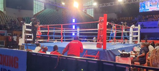 (R) 🇰🇪 Mwinyi Kombo solid performance earns him 5:0 victory over (B) 🇪🇹Fitwi Tumayi in Men's Featherweight Semifinals. Mwinyi will face Uganda Kasim Murungi in the finals. #AFBCZone3Nairobi | Boxing Federation of Kenya
