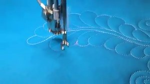 Want to learn how to quilt feathers? They are easy once you get the rhythm! To have a free PDF guide delivered to your inbox, visit my downloads page at http://blog.amandamurphydesign.com/downloads. | Amanda Murphy Design