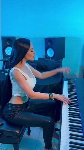 Lola - AC/DC Thunderstruck (piano)