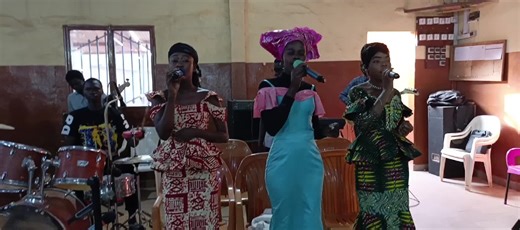 Vidéos de chorale féminine Eben-Ezer (@choraleebenezer0) avec son original - chorale féminine Eben-Ezer