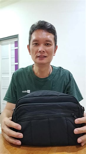 #CapCut 是不是在找这一款 ，女性包包 ！可以容纳很多东西 ？我们来看看他可以放什么东西 ，钱包，电话，纸巾，充电器，小风扇，车 钥匙，招财水，香水。还有很大的空间， 可以存放。 前面还有两格拉链。他是begsmart 品牌，是聚脂纤维。 背起来又好看 ！又方便。 现在有优惠价 ，想要购买的人，赶紧去连接我的小黄车， 下单吧！