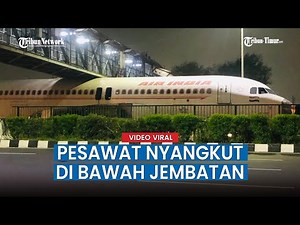 Viral Video Pesawat Nyangkut di Bawah Jembatan Penyeberangan Bikin Heboh