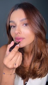 Maquiagem que também é skincare? Sim, @Natura Brasil Oficial uniu o melhor do skincare com alta performance na linha Una! ✨ Mostrei meus queridinhos pra uma make leve e que ajuda você a cuidar da sua pele de verdade. O Gloss Labial com hidratação ativa é meu vício atual! ❤️ Você encontra Natura na loja mais próxima, com uma consultora de beleza, no site ou aplicativo. #NaturaUna #QueridinhosUna #Publicidade | Natura