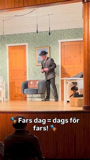 🎭 Fars dag = dags för fars! 🎭 Fars dag är inte bara en dag för pappa – det är en dag för *fars* också. Så ge far en fars på fars dag, så får far gå på fars. Farsan kommer tacka dig med ett gapskratt! 😂 📍 Fjärås Bygdegård 🎫 Biljetter: Länk i bio • Sön 9 nov kl. 15.00 • Tors 13 nov kl. 19.00 • Fre 14 nov kl. 19.00 • Lör 15 nov kl. 18.00 • Sön 16 nov kl. 15.00 🎟️ Hemlighuset – en fars med smällande dörrar, avslöjade hemligheter och massor av skratt! #FarsDag #FarsIFjärås #Hemlighuset #Underhå