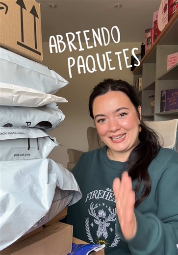 publi gracias por todos los envíos 🥹🙏🏼 no he podido abrirlos todos en este vídeo porque sino me habría durado 10 minutos así que los otros los enseñaré por stories en ig (@monica.reads.stories)✨📚 #booktok #booktokespañol #darkromance #romantasy #librosrecomendados