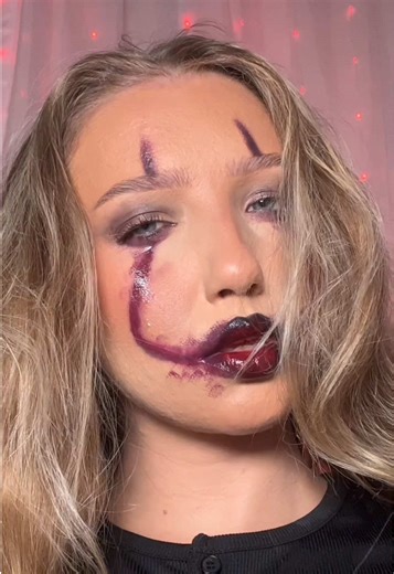 One of the easiest Halloween looks you can do, needing only an eyeshadow pallet & red lipstick and some gloss🖤 - Products used @PLOUISE bridal pallet @Huda Beauty liquid matte lipstick @rimmellondon lip gloss - @Paige Louise @Huda #halloween #halloweenmakeup #makeuphack #easyhalloweenideas