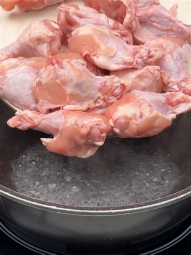 Cozinhe o frango na água em vez de fritar: receita simples