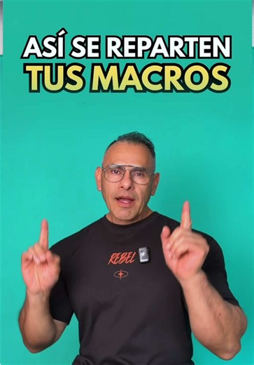 TUS MACROS PUEDEN CUADRAR Y TU ESTRATEGIA FALLAR Asignar 40% de carbohidratos, 30% de proteínas y 30% de grasas no constituye una fórmula universal para optimizar el rendimiento. Su pertinencia depende de las necesidades individuales, la demanda del entrenamiento y el objetivo. La primera limitación es matemática: destinar el 30% de 1.500 kcal a proteína aporta 112,5 g; aplicar ese porcentaje a 3.000 kcal proporciona 225 g. La proporción permanece, pero la dosis se duplica. Por eso, resulta más 