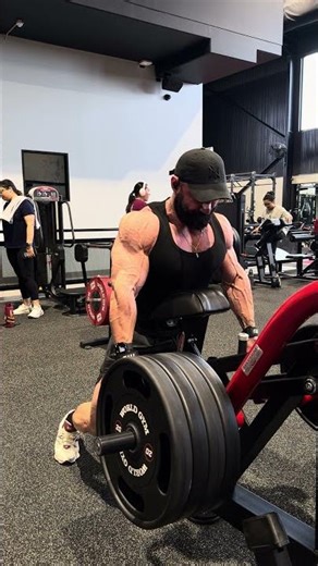 Gohari erector rows #teamgohari this can be done on any chest supported machine.