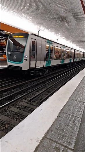 Arrivée et départ d'un MF01 n°158 avec son emblématique livrée STIF à Michel-Ange-Auteuil ~ Ligne 9