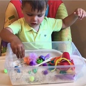 Easy DIY sensory bin 🎨2-4 years old 🎨 This sensory bin is so much fun, you'll wonder why you haven't tried it before. 🎉 In ours, we used: -Rice -Recycled bottle caps -Poms (http://amzn.to/2vBQY1l) -Erasers -Popsicle sticks (http://amzn.to/2eIzw7g) -Feathers (http://amzn.to/2vCj7VK) -Pipe cleaners (http://amzn.to/2gWUL63) -Cups -Straws (Links above are affiliate links) Know a mama who would love this too? ❤️ | Play Learn Connect