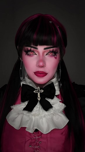 Draculaura Monster High cosplay ideas: Draculaura cosplay tips