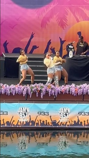 Ashanti performing Happy